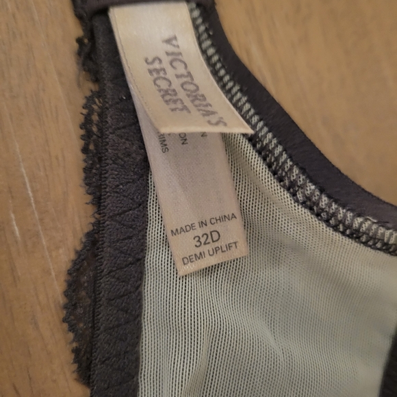 Victoria's Secret Demi Uplift Bra 32D - Picture 4 of 4